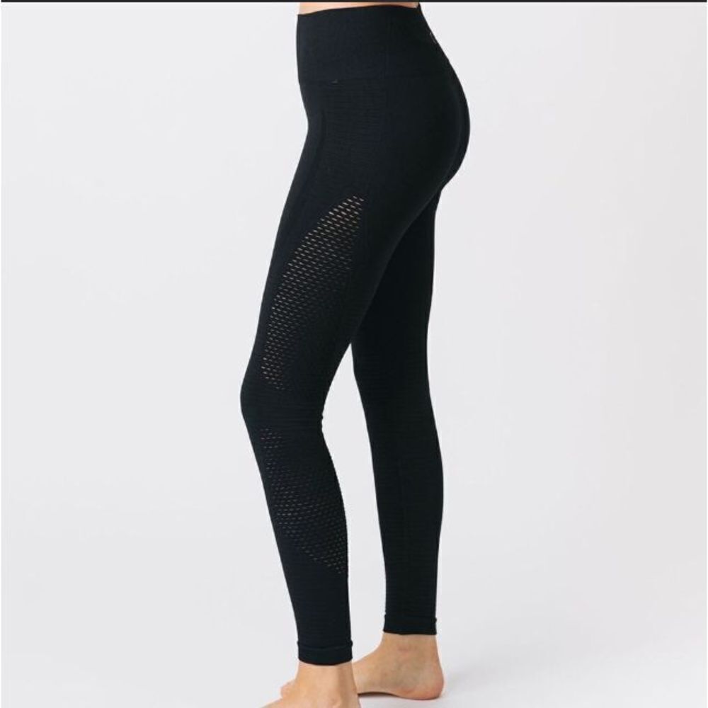 Zyia XL/XXL black cut-away athletic workout leggings